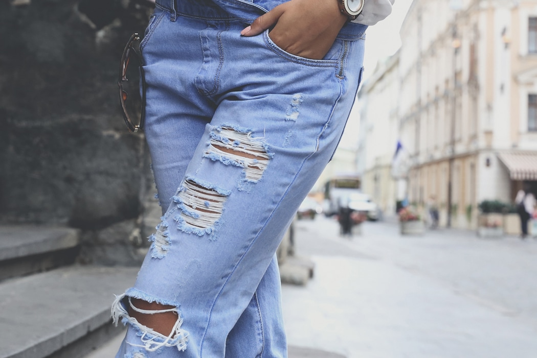Jeans coupe Boyfriend ou Jeans mom : quelles différences ?